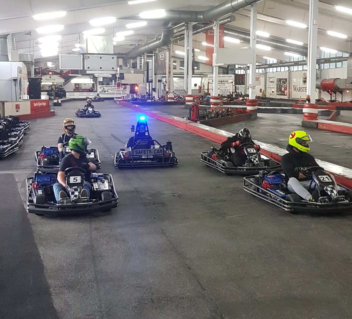 Kartfahren auf der längsten Indoorkartbahn der Welt